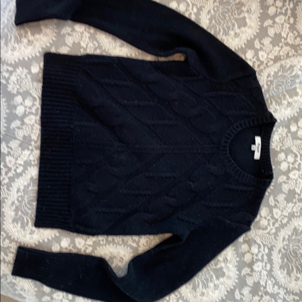 Black cropped hits at waist